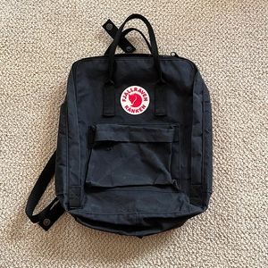 fjallraven kanken black backpack